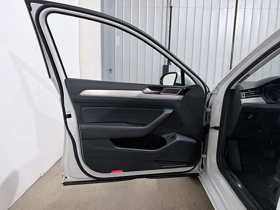 Volkswagen Passat 8 of 30
