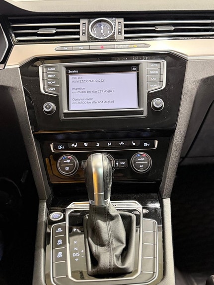 Volkswagen Passat 16 of 30
