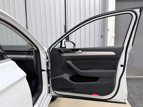 Volkswagen Passat 28 of 30