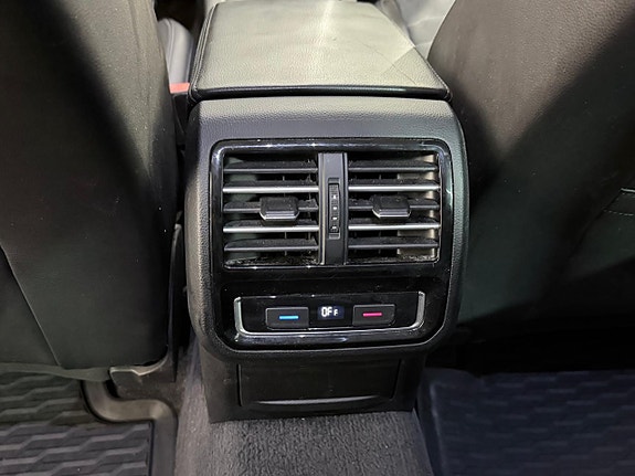 Volkswagen Passat 27 of 30