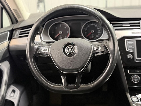 Volkswagen Passat 13 of 30