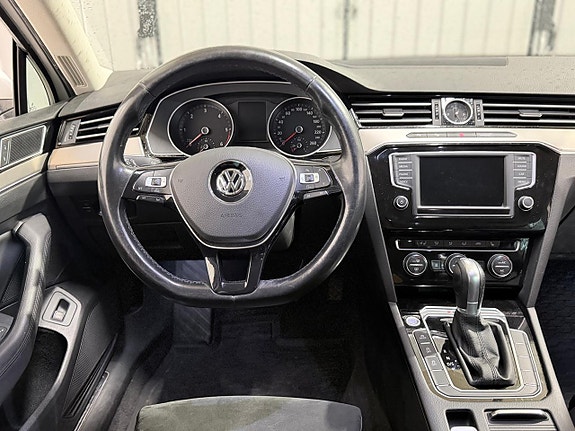Volkswagen Passat 12 of 30