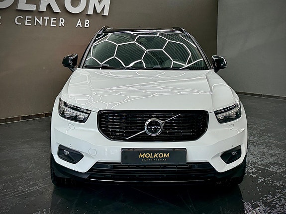 Volvo XC40 2 of 5