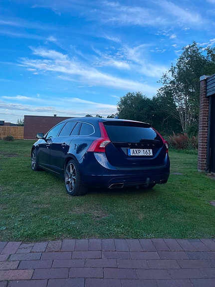 Volvo V60 2 of 5