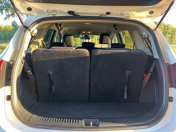 Kia Carens 10 of 16