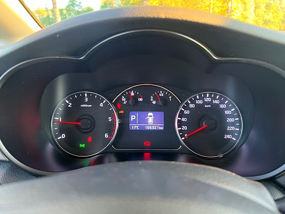 Kia Carens 7 of 16