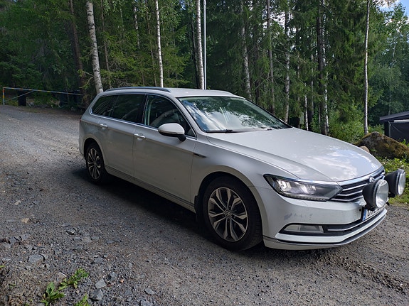 Volkswagen Passat 2 of 5