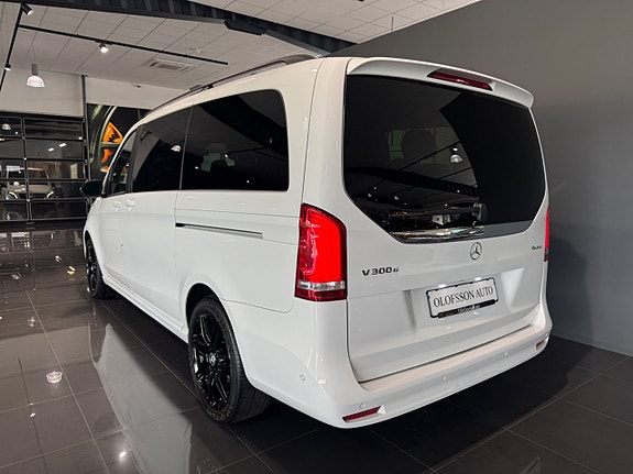 Mercedes-Benz V300 d 2 of 16
