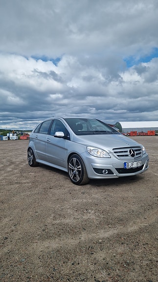 Mercedes-Benz B180 2 of 5