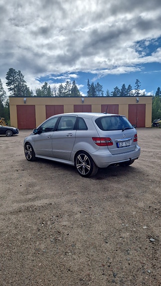 Mercedes-Benz B180 3 of 5