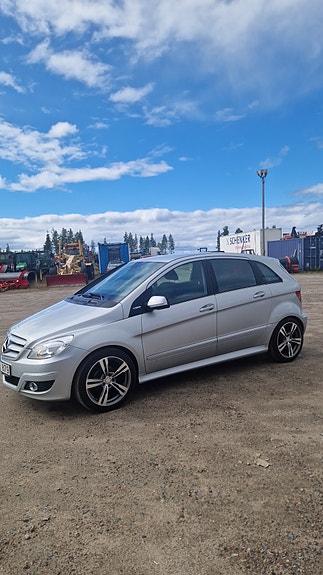Mercedes-Benz B180 4 of 5