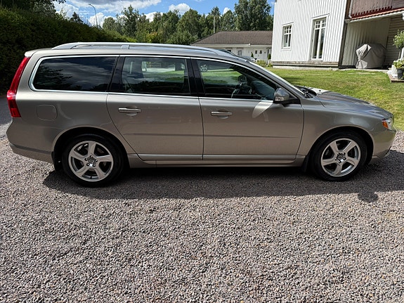 Volvo V70 2 of 5