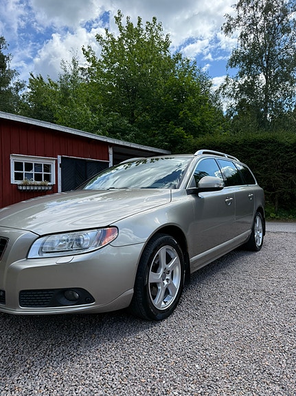 Volvo V70 3 of 5