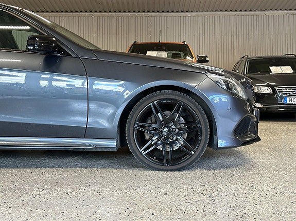 Mercedes-Benz E220 2 of 30