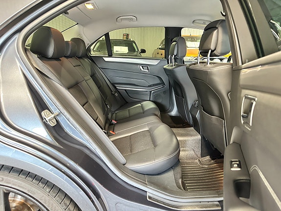 Mercedes-Benz E220 10 of 30