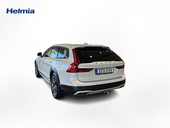 Volvo V90 Cross Country 3 of 5