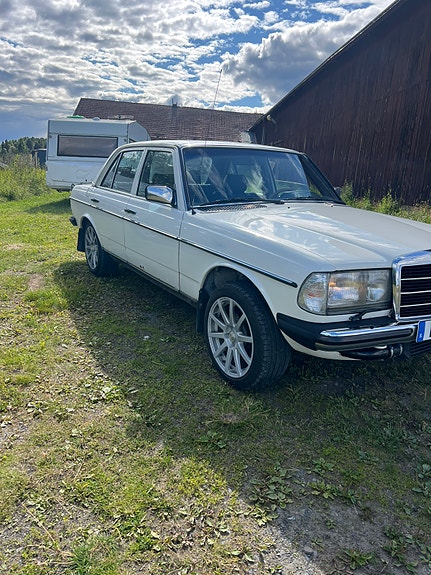 Mercedes-Benz 300 D 2 of 5
