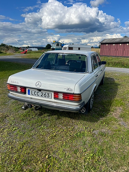Mercedes-Benz 300 D 3 of 5