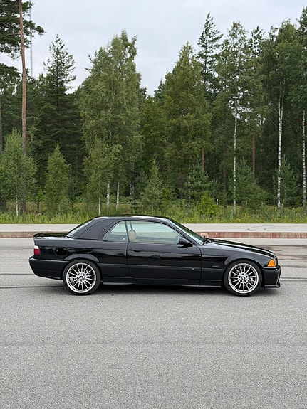 BMW 318i 2 of 12