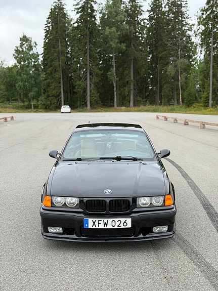 BMW 318i 3 of 12