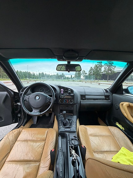 BMW 318i 8 of 12