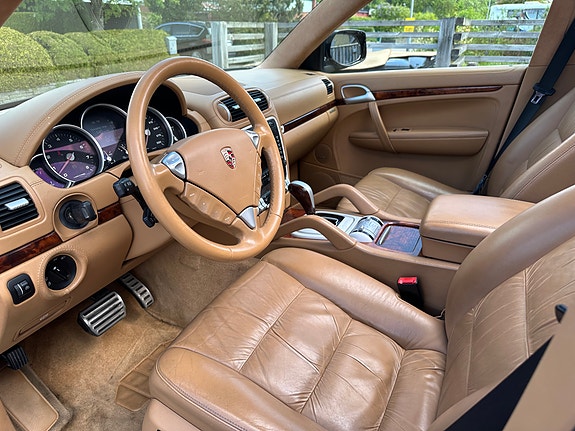 Porsche Cayenne Turbo 9 of 18
