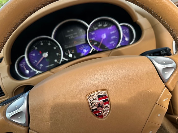 Porsche Cayenne Turbo 11 of 18