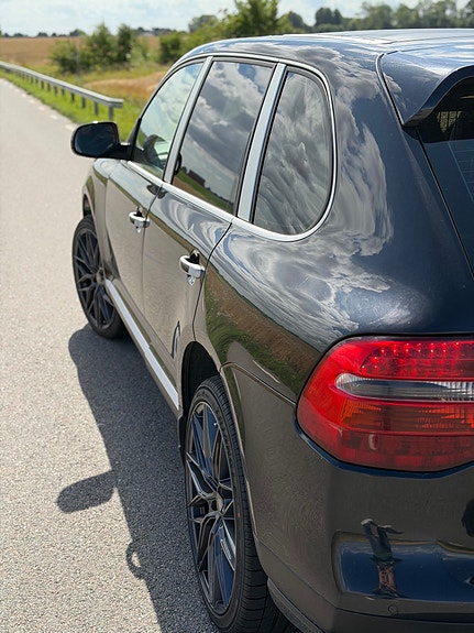 Porsche Cayenne Turbo 2 of 5