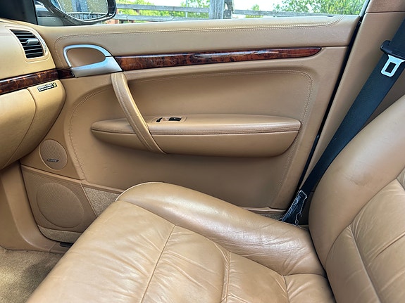 Porsche Cayenne Turbo 15 of 18