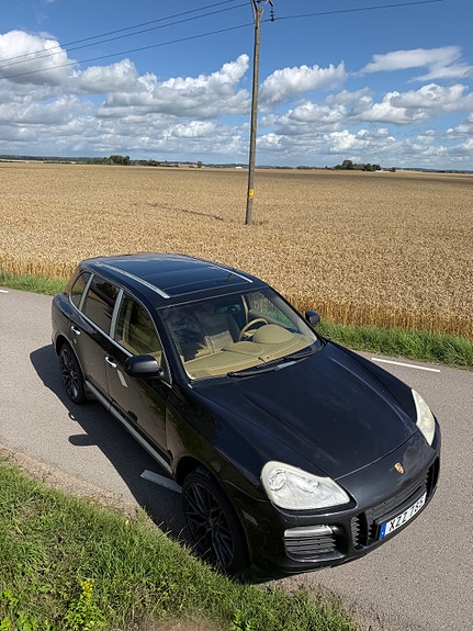 Porsche Cayenne Turbo 8 of 18