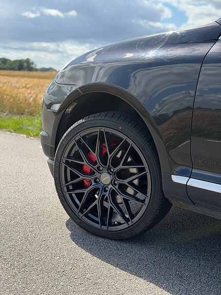 Porsche Cayenne Turbo 3 of 5
