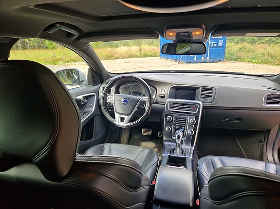 Volvo V60 2 of 5