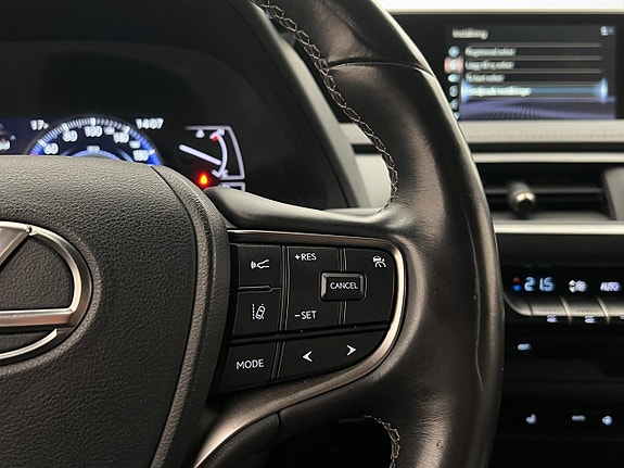 Lexus UX250h 17 of 30