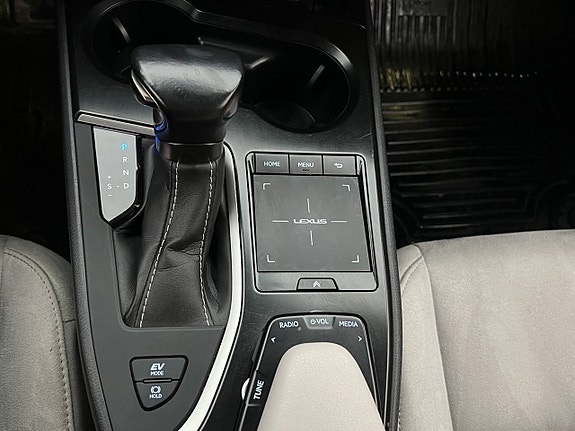 Lexus UX250h 24 of 30