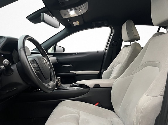 Lexus UX250h 11 of 30