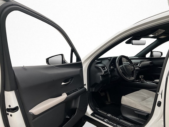 Lexus UX250h 10 of 30