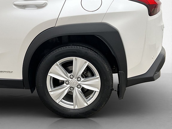 Lexus UX250h 29 of 30