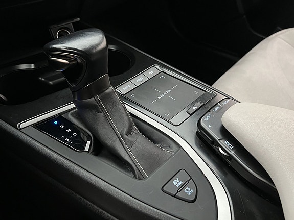 Lexus UX250h 23 of 30