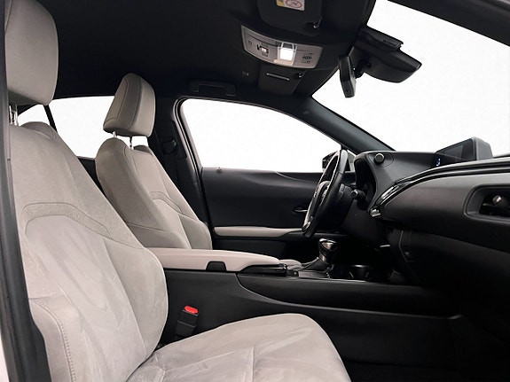 Lexus UX250h 25 of 30
