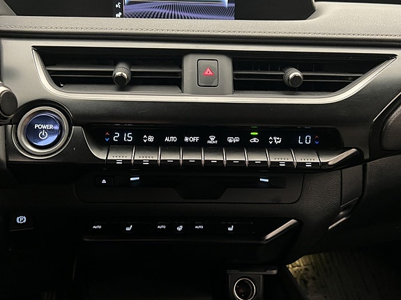 Lexus UX250h 22 of 30