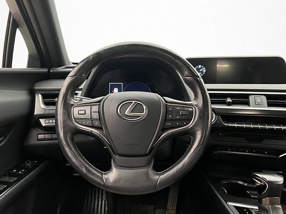Lexus UX250h 13 of 30