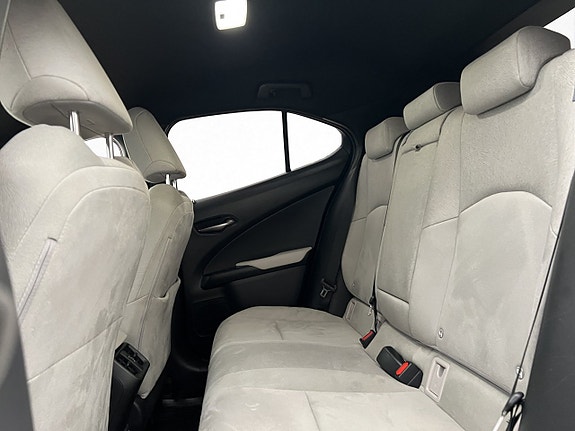 Lexus UX250h 26 of 30