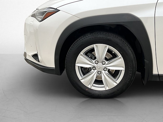 Lexus UX250h 28 of 30