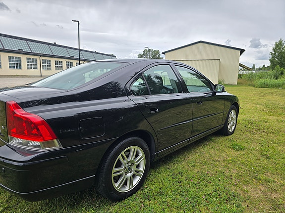 Volvo S60 4 of 5