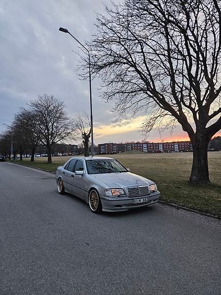 Mercedes-Benz C200 4 of 5