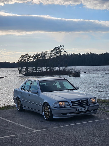 Mercedes-Benz C200 2 of 5