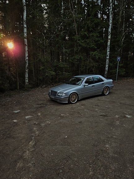 Mercedes-Benz C200 3 of 5