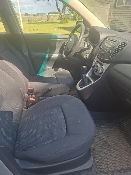 Hyundai i10 2 of 5