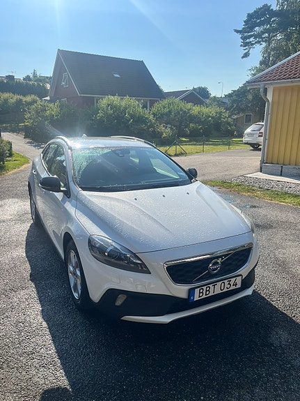 Volvo V40 Cross Country 2 of 8