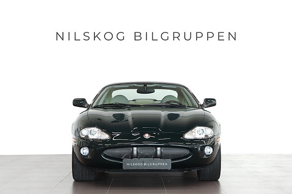 Jaguar XKR 2 of 5